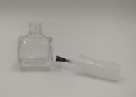 Schönheits-Make-upNagellack-Flasche mit weißer Bürste